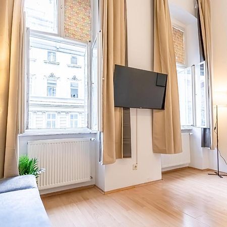 City-Linked 2Br Apartment Near Wiener Stadthalle Exterior foto